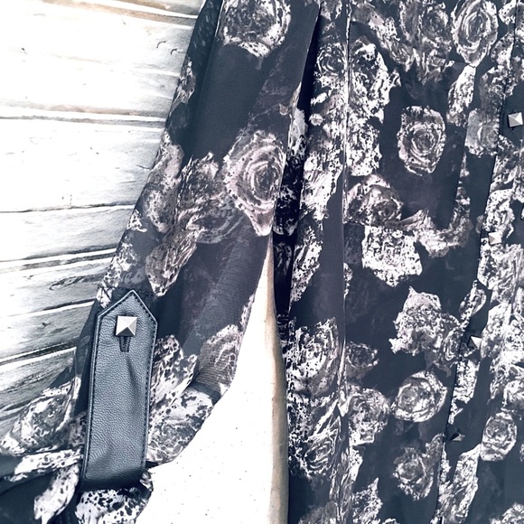 Rock & Republic Black, Gray & White Rose Long Sleeve Studded Button Up Size XS - Picture 3 of 8